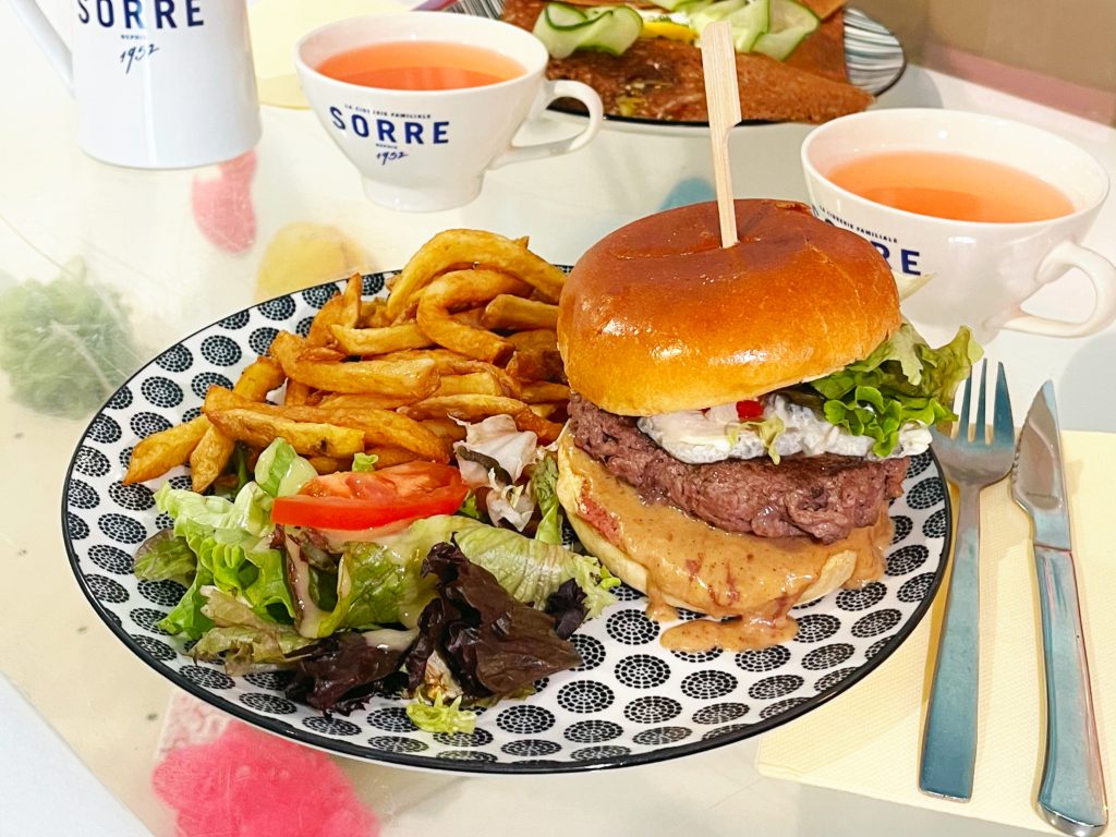 Burger Le Tourangeau avec steak haché, chèvre Sainte-Maure, rillons de Tours et salade... Servi avec frites, salade et tasses de cidre.