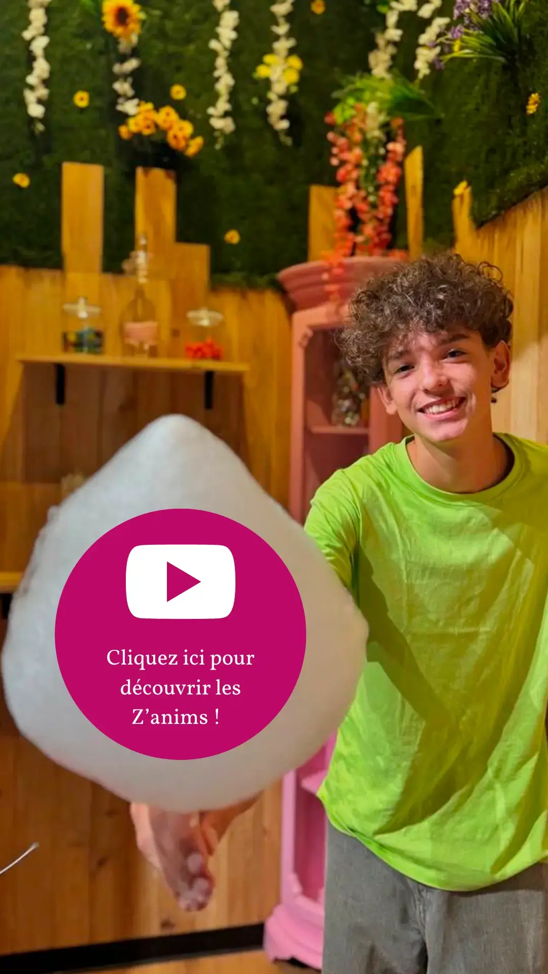 Crêperie insolite Mamie Bigoude Chambray-Lès-Tours : animateur dans la zone de jeux pour enfants avec une barbe à papa.