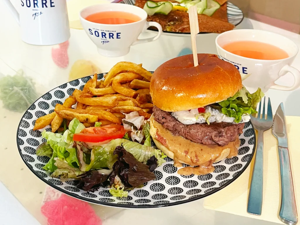 Burger Le Tourangeau avec steak haché, chèvre Sainte-Maure, rillons de Tours et salade... Servi avec frites, salade et tasses de cidre.