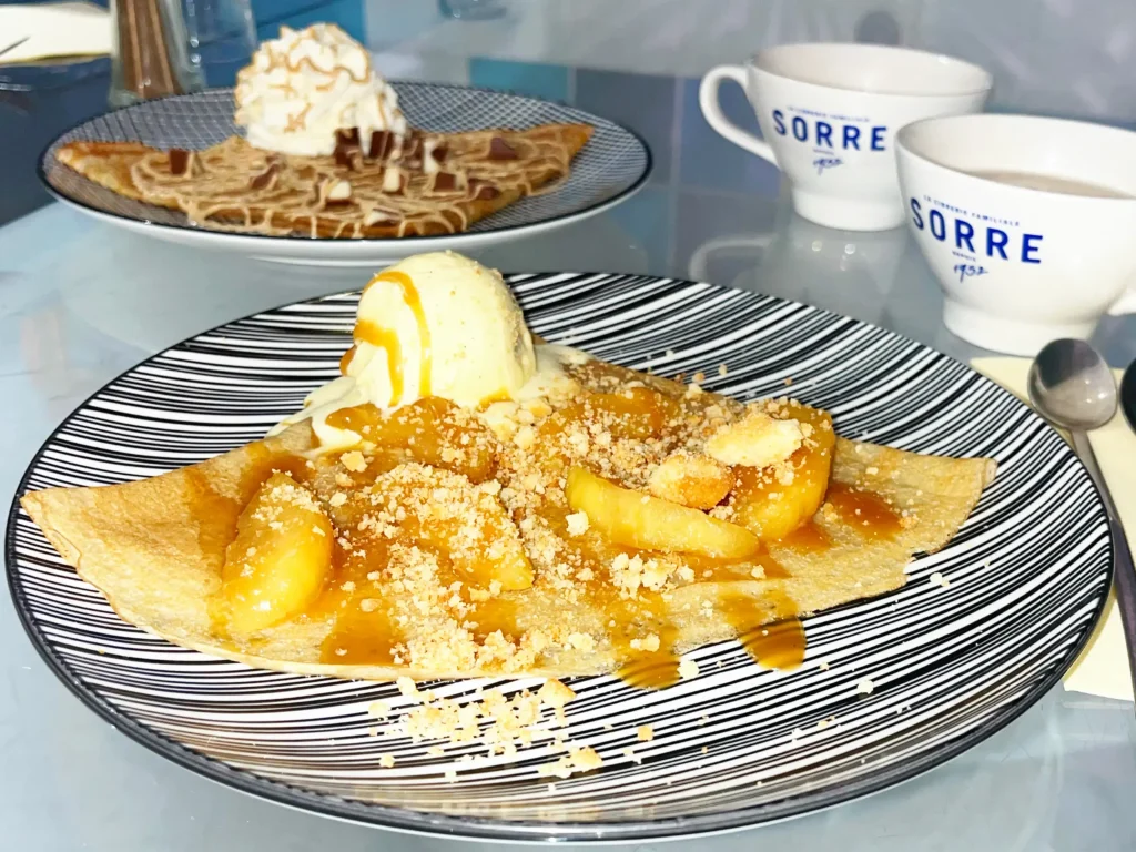 Crêpe gourmande Mamie Bigoude Goya : glace vanille, pommes fondantes caramélisées, riche caramel au beurre salé et croustillant de palet breton émietté.