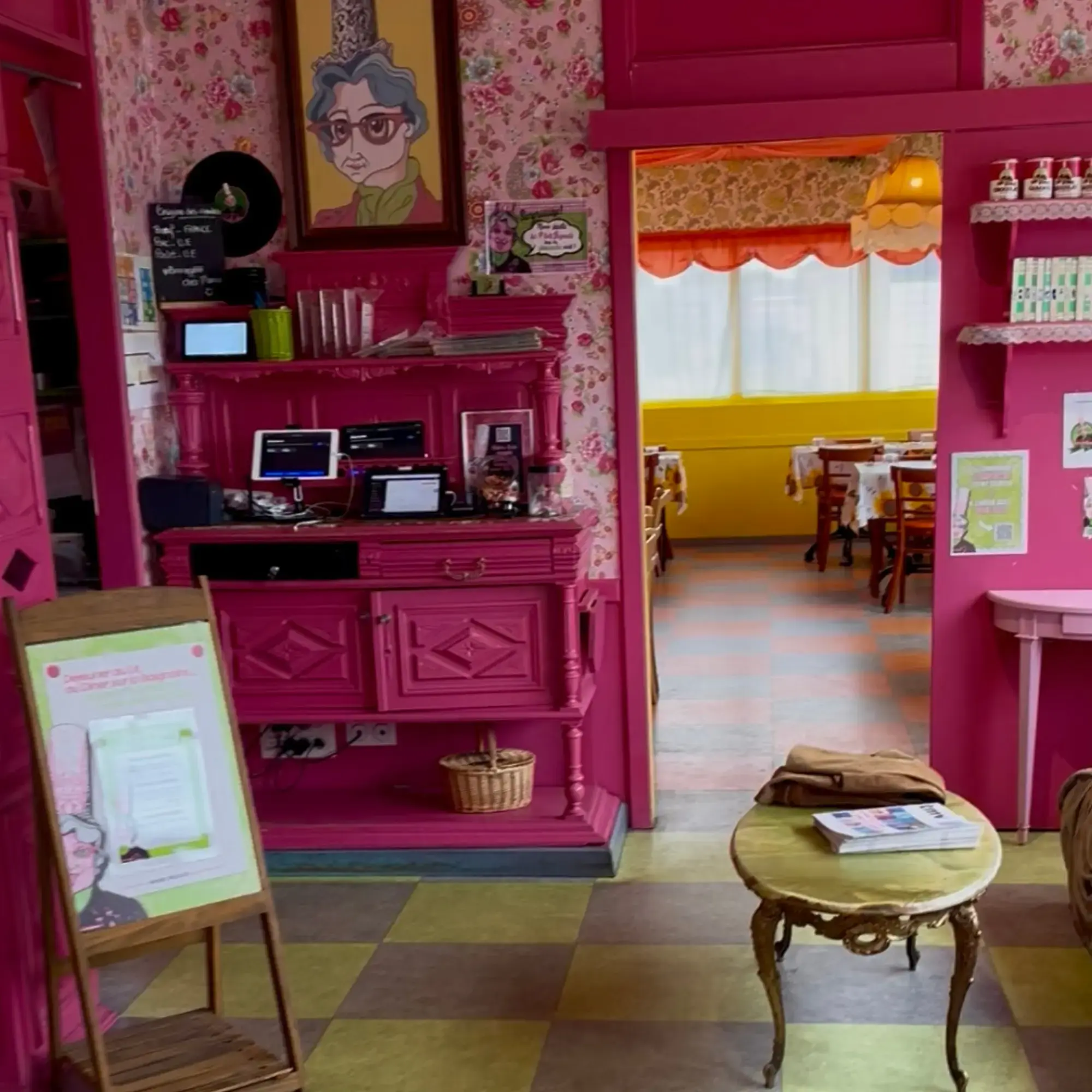 Entrée du restaurant Crêperie insolite Mamie Bigoude à Chambray-Lès-Tours.