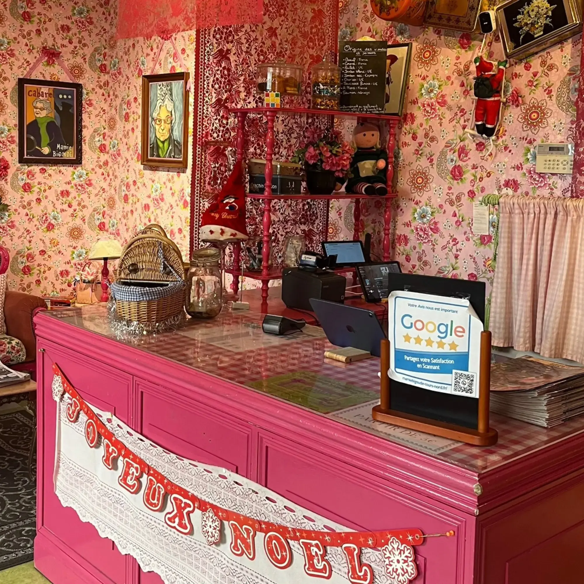 Décoration de Noël dans l'espace intérieur de la Crêperie insolite Mamie Bigoude à Tours Nord.
