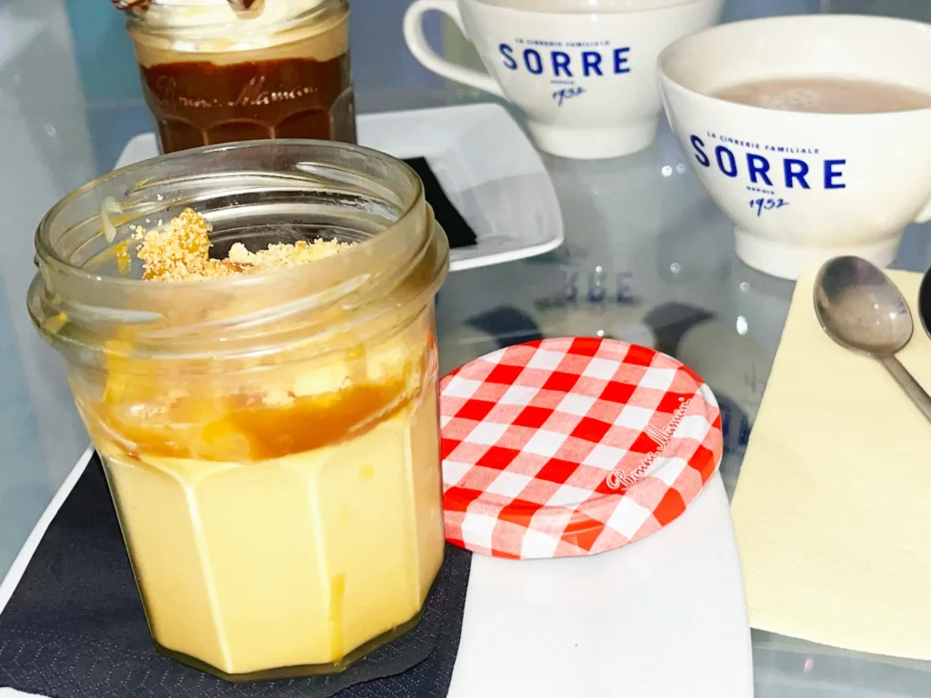 Le dessert pot Papy offre une explosion de saveurs bretonnes : une riche crème au caramel beurre salé, des pommes caramélisées fondantes, le tout rehaussé de croustillants morceaux de palet breton émietté.
