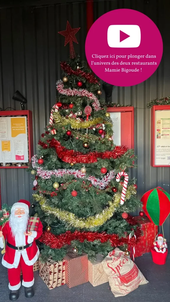 Entrée du restaurant Concept Mamie Bigoude à Chambray-Lès-Tours : sapin de Noël décoré dans la zone Carrousel Gourmand.